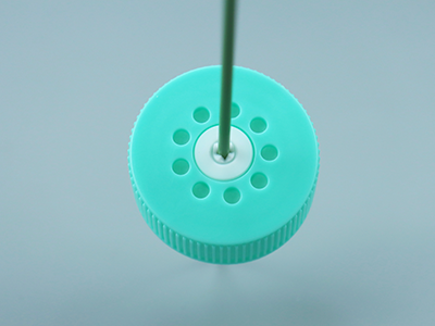 管蓋穿刺口帶十字形切口設計，可反復閉合，無需開蓋取樣、加液，降低污染風險